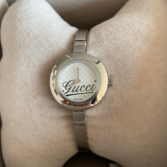 Head turning AUTHENTIC Gucci bracelet style watch - Picture 1 of 6